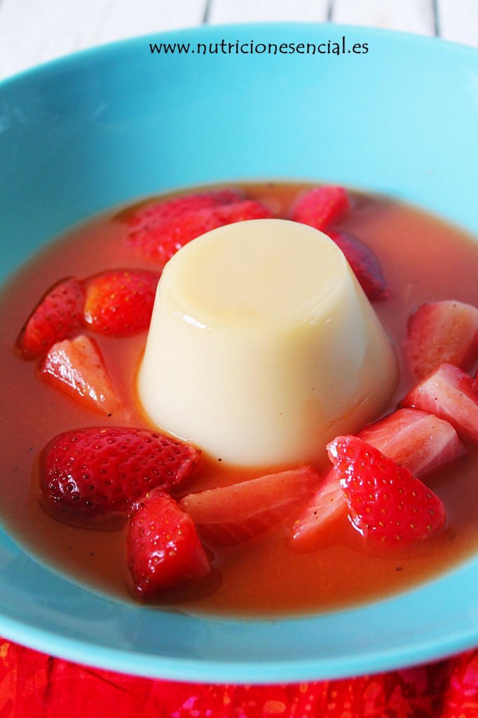 Flan de coco con sopa de fresas.