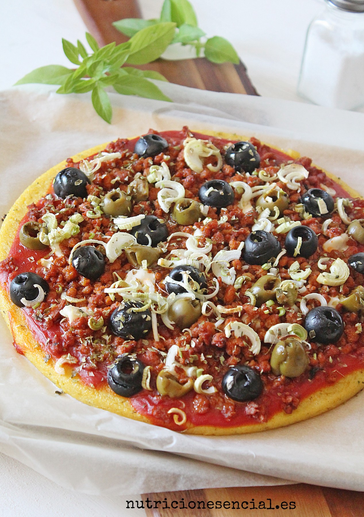 Pizza de polenta con picadillo vegano 
