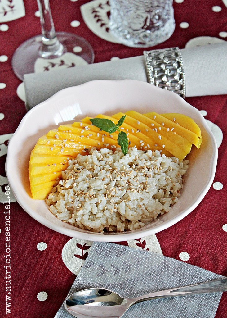 Postre: sticky rice con mango y sésamo.