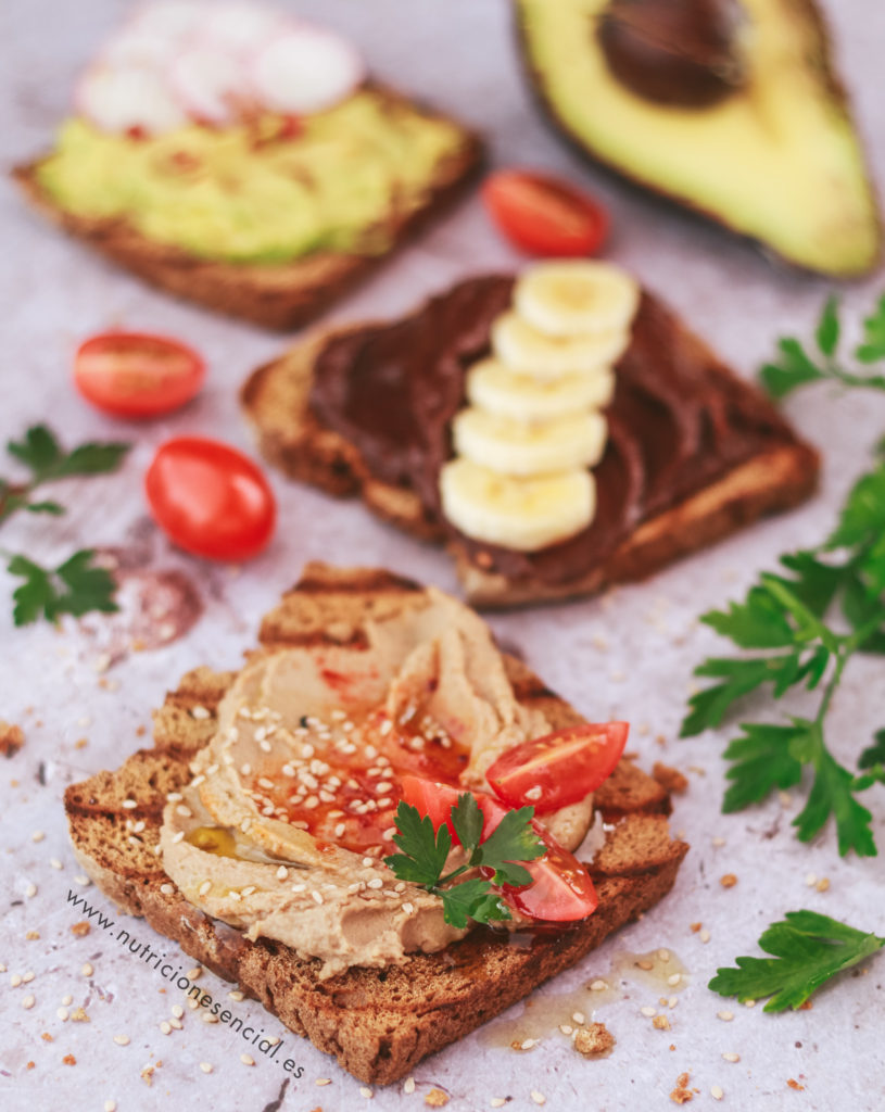 tostadas de pan de soda, humus, aguacate y crema de chocolate