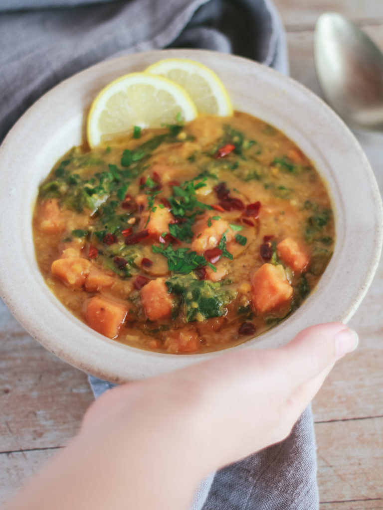 Dahl de lentejas rojas con batata y kale