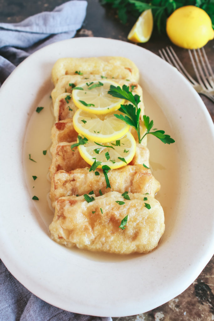 Filetes de tofu rebozados con masas orly y cubiertos con salsa de limón