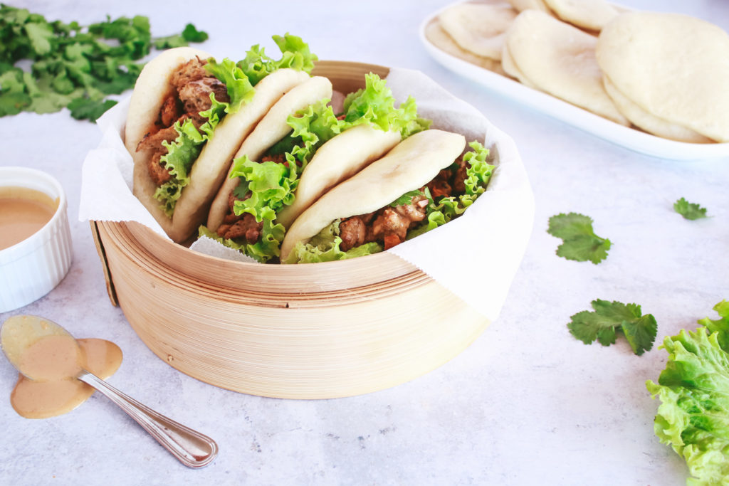 Panes bao rellenos en una vaporera