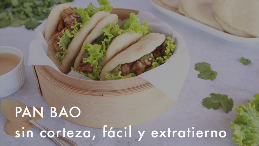 3 panes bao en la vaporera rellenos de lechuga, seitán y salsa de cacahuete