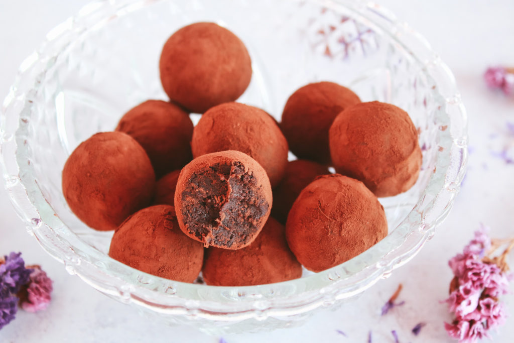 Trufas veganas rebozadas en cacao