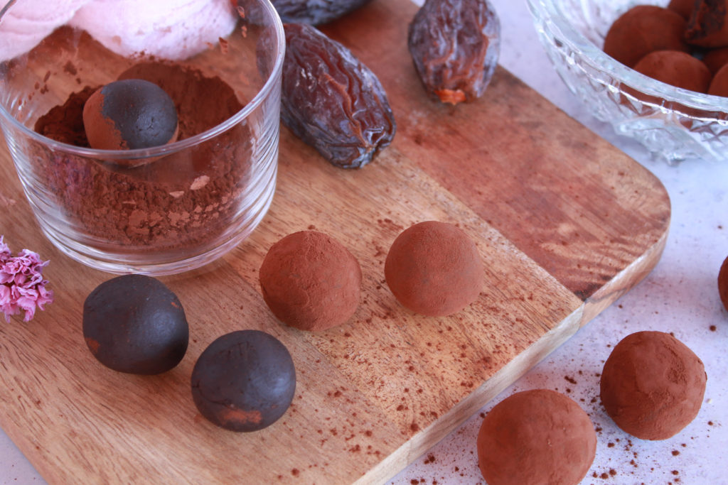 Elaboración de las trufas veganas junto a dátiles y cacao en polvo