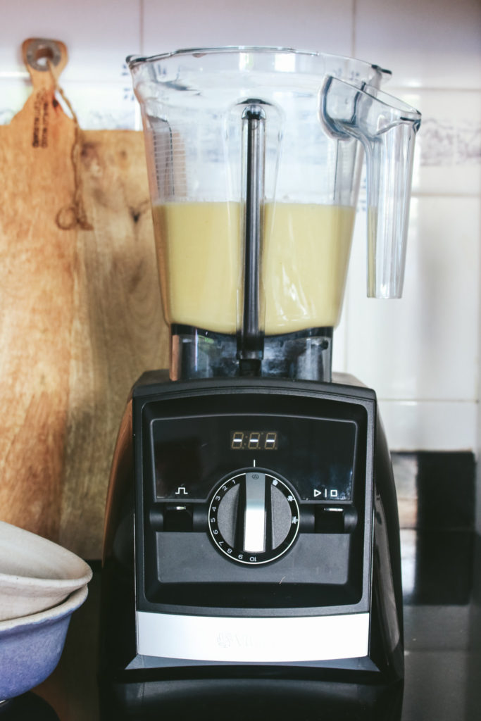 Batidora Vitamix A2500i con la crema de calabacín y manzana ya triturada