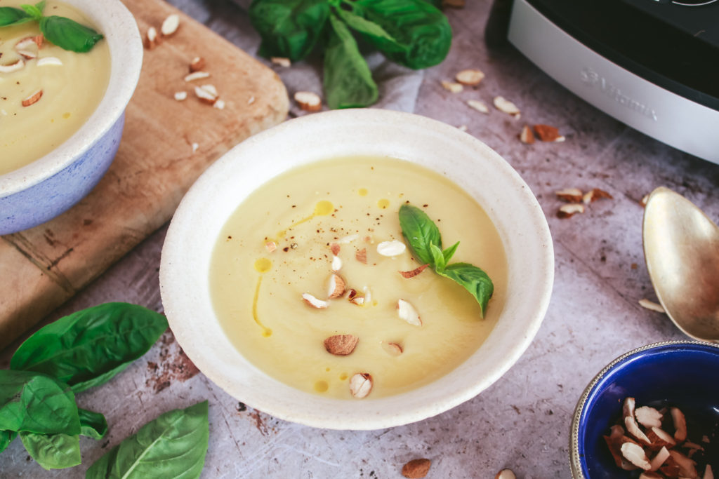 Crema de calabacín y manzana con hojas de albahaca y almendra picada