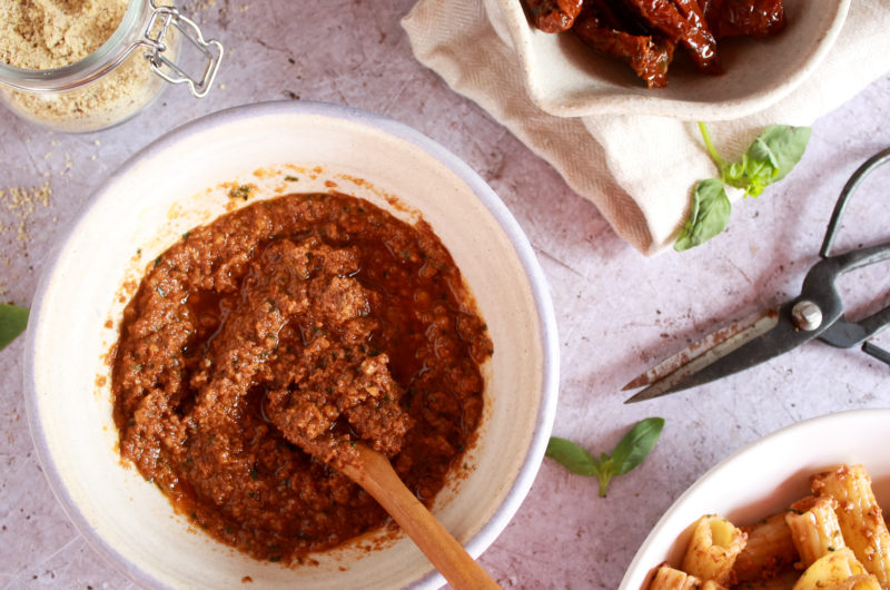 Pasta corta con pesto rosso