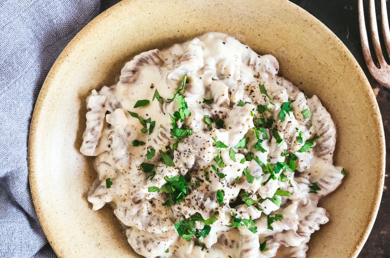 Pasta con salsa Alfredo vegana