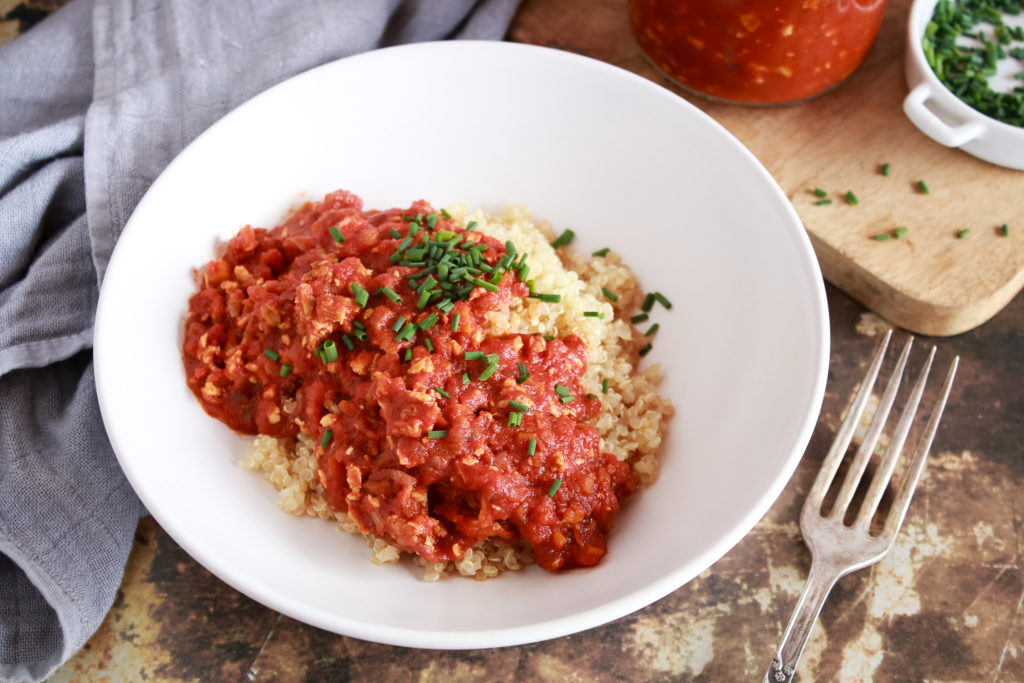 Plato de quinoa cocida con boloñesa de tofu