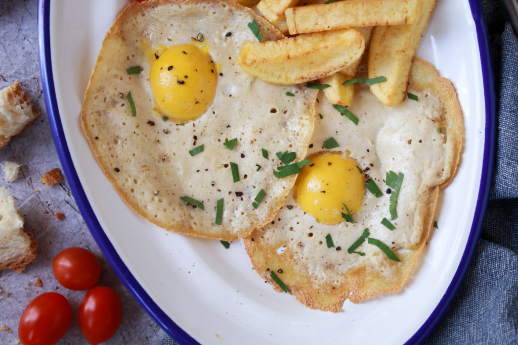 Dos huevos veganos con patatas fritas