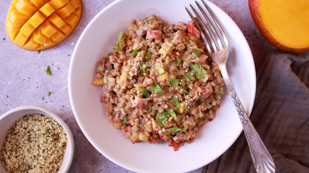 Una ensalada de lentejas con verduras y mango aliñada con salsa de cilantro y cáñamo