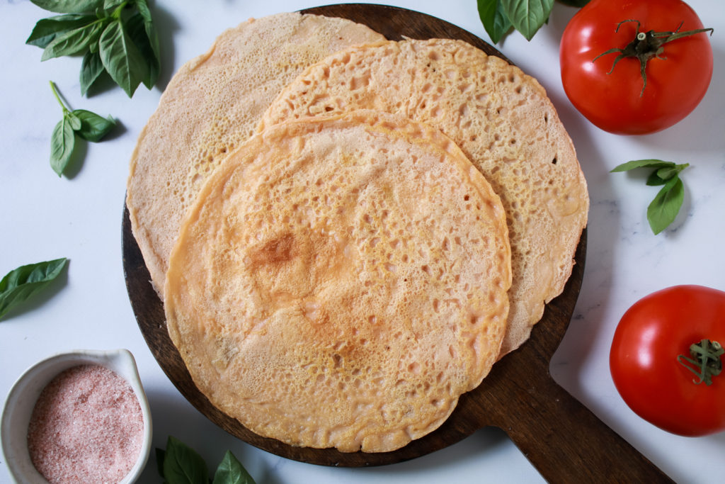 3 crepes veganos de lenteja roja sobre una tabla de madera