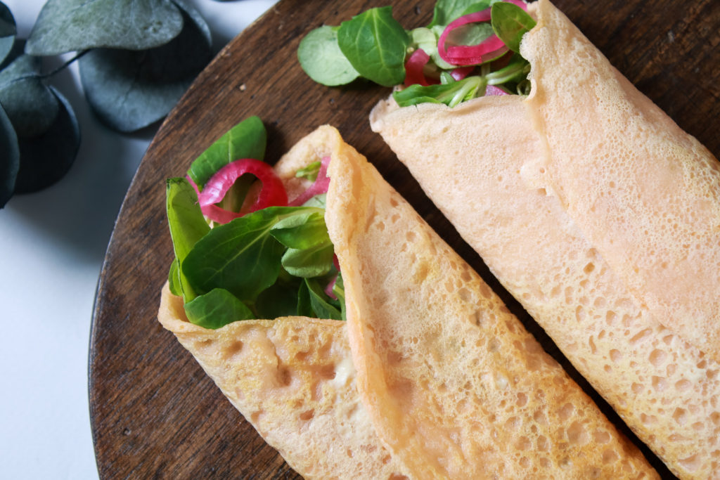 primer plano de crepes de lenteja roja