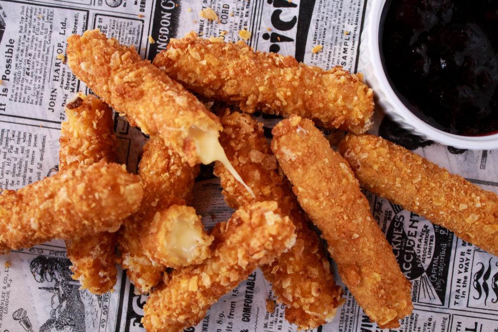 Palitos de queso vegano con mermelada de arándanos