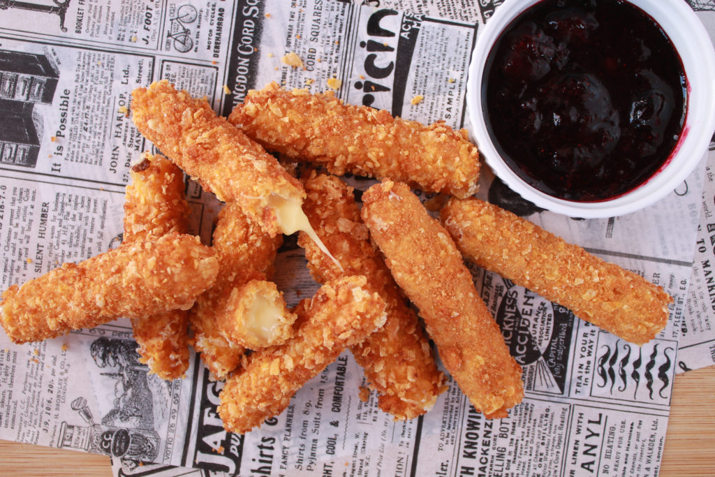 Palitos de queso vegano con mermelada de arándanos