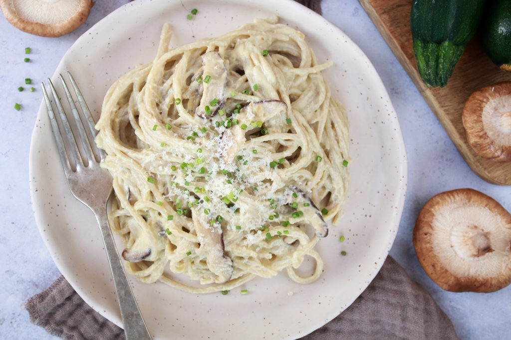 plato de pasta cremosa con setas y salsa de calabacín