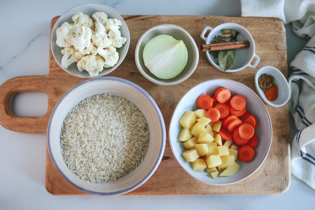 Bodegón con los ingredientes necesarios para elaborar el arroz biryani