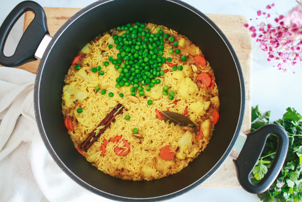 Arroz biryani en una cacerola