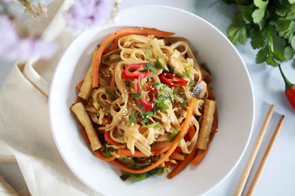 Imagen de un plato de tallarines de arroz con verduras y tofu