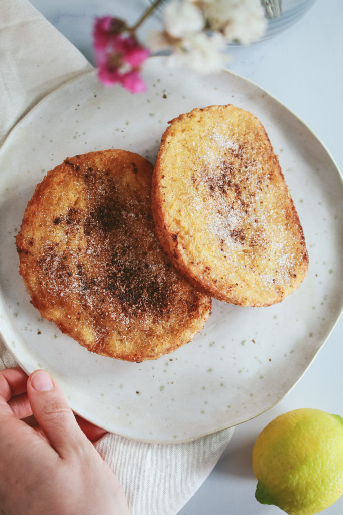 Dos torrijas veganas en un plato 